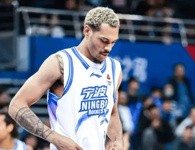 澳客-贝兹利全场出战55秒，正向数据全部挂零、正负值-9