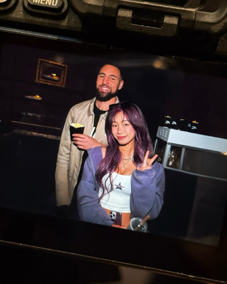 www.okooo.com-评论区炸了！美女网红晒与克莱合影 本人疑对后者分手风波不知情